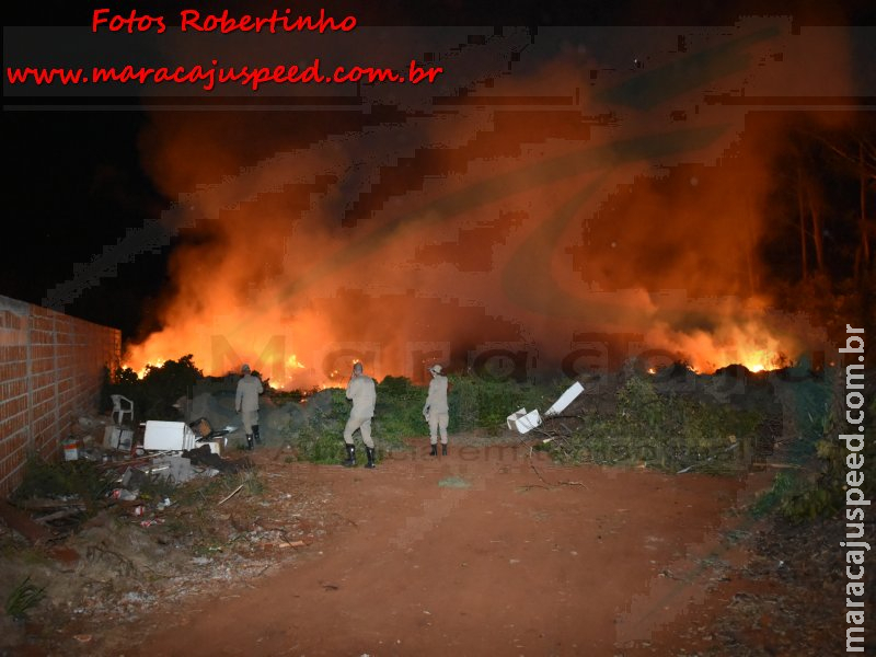 Maracaju: Bombeiros estinguem incêndio criminoso em área privada no conjunto Egídio Ribeiro