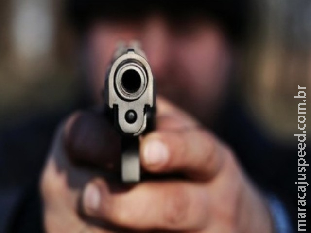 Maracaju: Ex-sogro atira com pistola no olho de ex-genro, enquanto ele segurava filha no colo