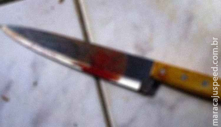 Mesmo esfaqueada pelo marido, mulher consegue fugir e pedir ajuda a vizinho Mesmo esfaqueada pelo marido, mulher consegue fugir e pedir ajuda a vizinho