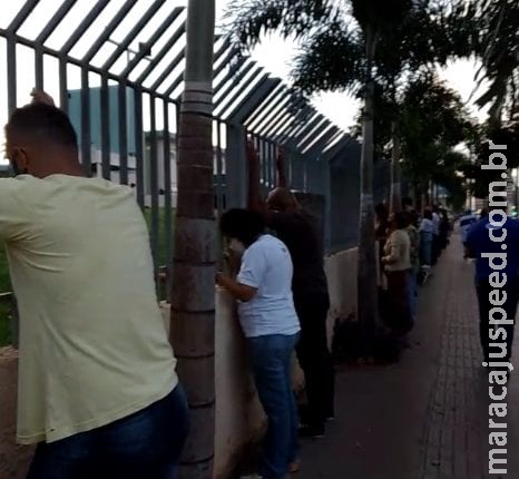 Moradores se reúnem para orar por pacientes e profissionais da saúde da Santa Casa Moradores se reúnem para orar por pacientes e profissionais da saúde da Santa Casa