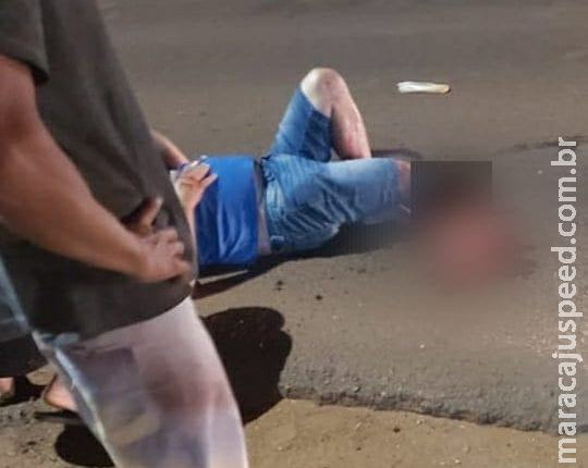 Motociclista cai em buraco e tem perna dilacerada ao ser atropelado por carro