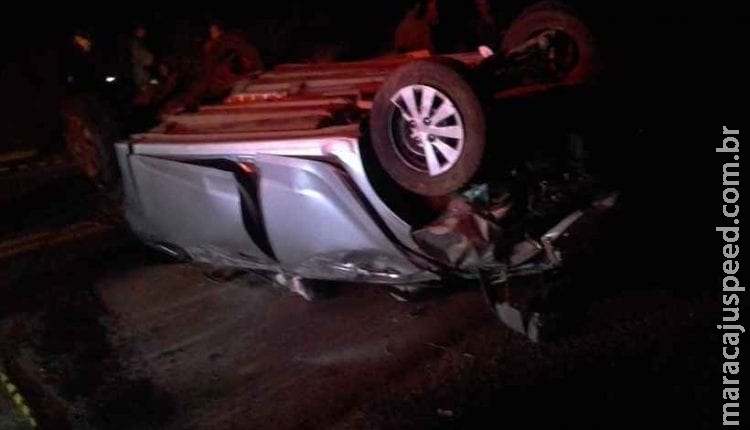 Motorista morre após ser arremessada para fora de carro em capotamento