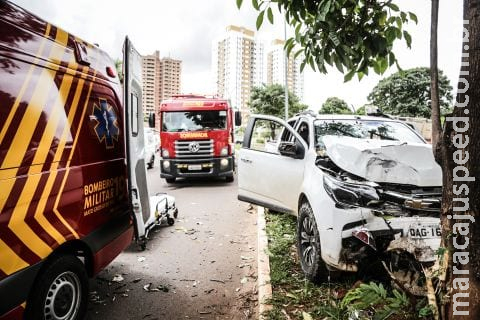 Motorista que bateu S-10 em árvore aguarda por cirurgia e bebê recebe alta Motorista que bateu S-10 em árvore aguarda por cirurgia e bebê recebe alta