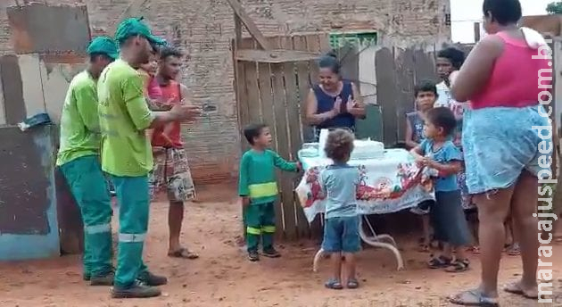 No dia do aniversário, Samuel escolhe uniforme de gari e convida trabalhadores para dividir bolo