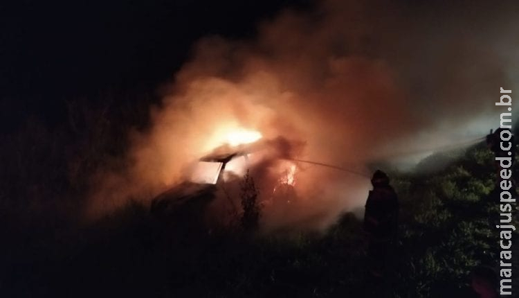 Pajero pega fogo em rodovia e traficante abandona carga de maconha Pajero pega fogo em rodovia e traficante abandona carga de maconha