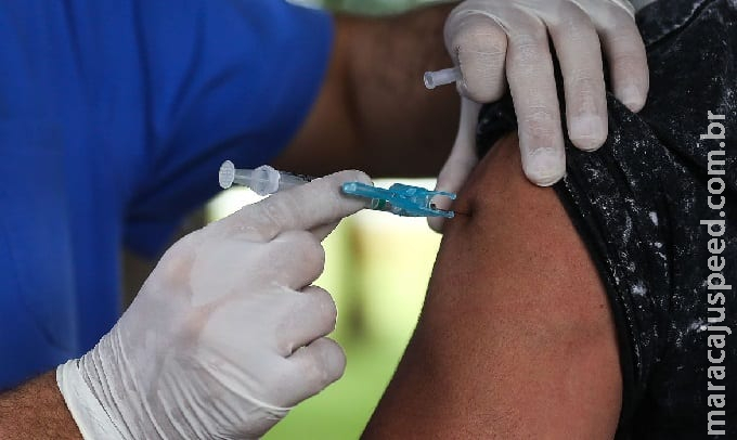 Para reduzir sintomas que podem ser confundidos com covid, país inicia em abril vacinação contra influenza