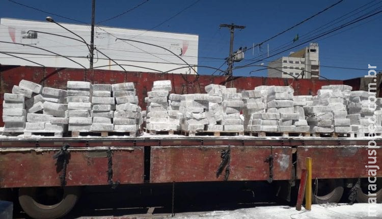 PF prende seis em caminhão com mais de 7 toneladas de maconha escondida em polvilho