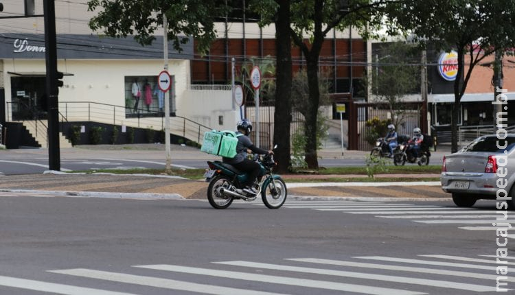 Um ano depois, motoentregadores voltam ao holofote dos ‘essenciais’ na pandemia em Campo Grande Um ano depois, motoentregadores voltam ao holofote dos ‘essenciais’ na pandemia em Campo Grande