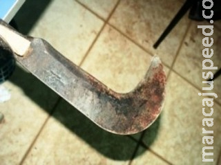 Vizinhos conseguem deter jovem de 18 anos que matou homem a golpes de foice em MS Vizinhos conseguem deter jovem de 18 anos que matou homem a golpes de foice em MS