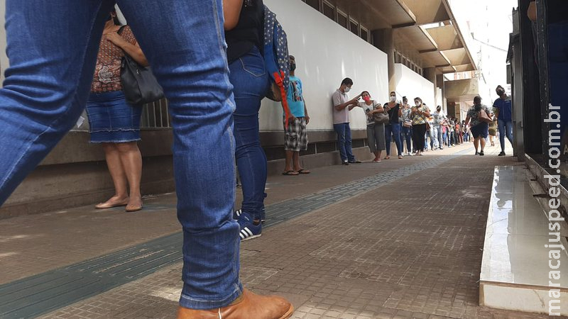 Agência tem fila de ‘dobrar esquina’ e clientes aguardam até 2 horas por atendimento Agência tem fila de ‘dobrar esquina’ e clientes aguardam até 2 horas por atendimento
