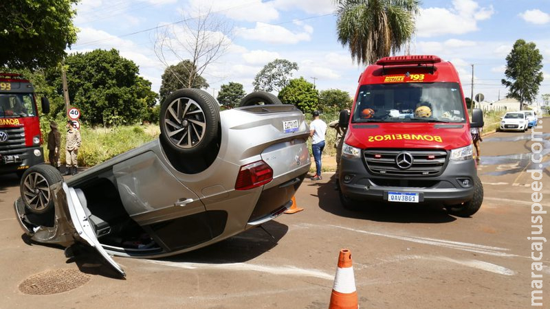 Após bater em veículo estacionado, jovem capota carro no Jardim Seminário