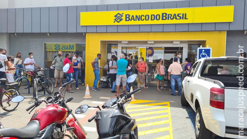 Após dias fechados, clientes enfrentam novamente longa fila em agência da Avenida Júlio de Castilho Após dias fechados, clientes enfrentam novamente longa fila em agência da Avenida Júlio de Castilho