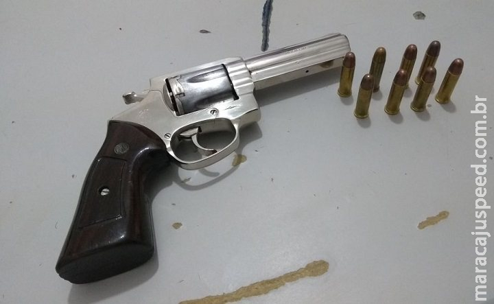 Após ver policiais e correr para dentro de casa, morador é preso com revólver