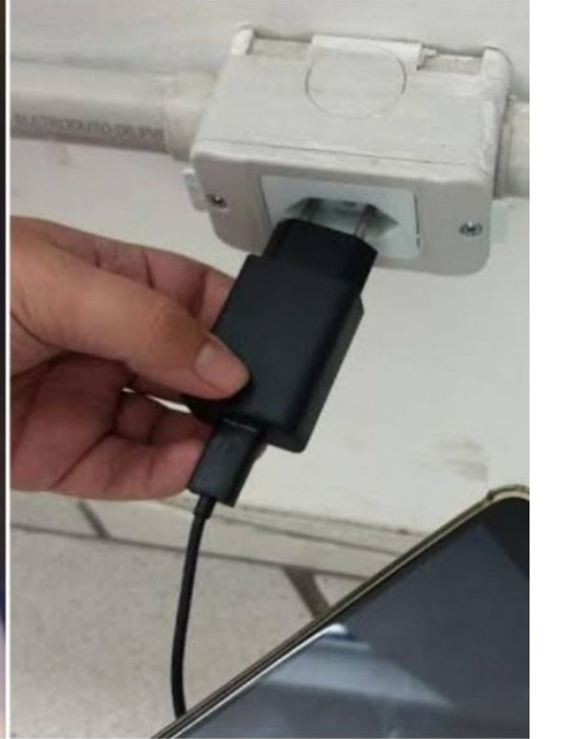 Bebê morre eletrocutado após morder fio de carregador de celular Bebê morre eletrocutado após morder fio de carregador de celular