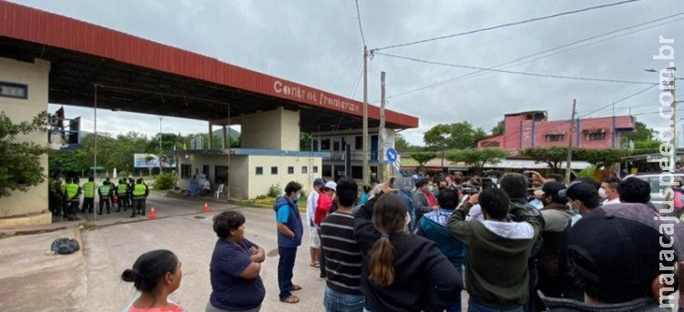 Bolivianos protestam pedindo liberação da fronteira com Corumbá