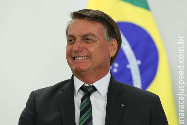 Bolsonaro assina MP que permite às empresas reduzir jornada e salários Bolsonaro assina MP que permite às empresas reduzir jornada e salários