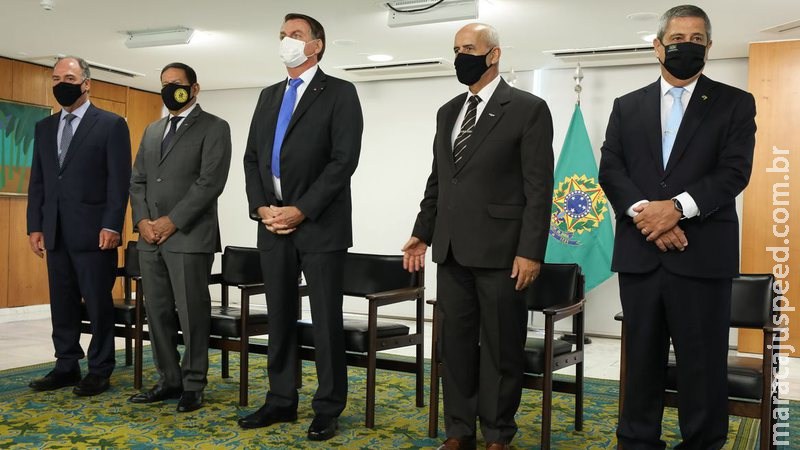 Bolsonaro dá posse a seis ministros Bolsonaro dá posse a seis ministros