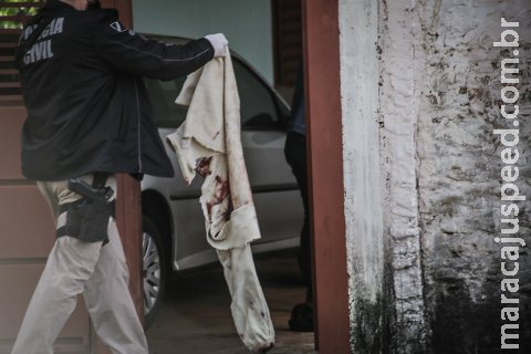 Briga entre bandidos durante assalto a casa termina com um dos ladrões ferido a tiros Briga entre bandidos durante assalto a casa termina com um dos ladrões ferido a tiros