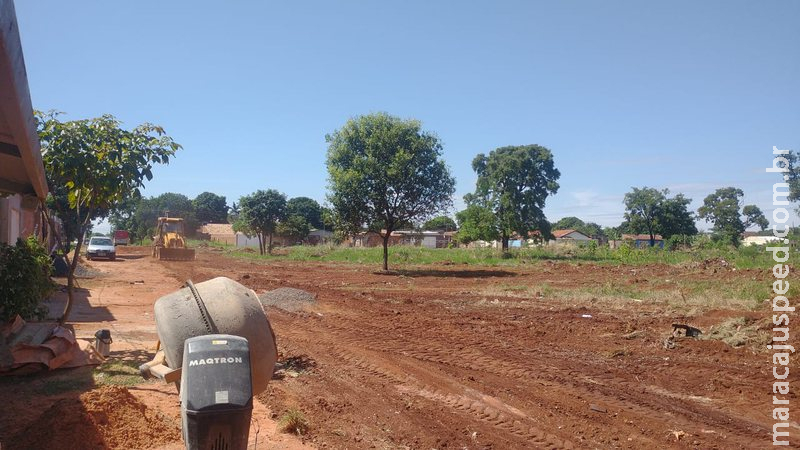 Cansados de sujeira e insetos, moradores fazem vaquinha para limpar terreno baldio no Tijuca Cansados de sujeira e insetos, moradores fazem vaquinha para limpar terreno baldio no Tijuca