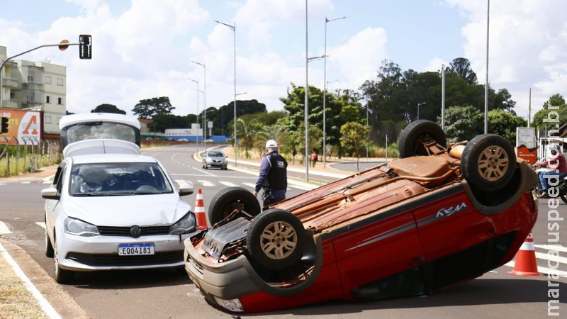 Carro capota ao ser atingido por outro veículo em cruzamento no Jardim Paulista Carro capota ao ser atingido por outro veículo em cruzamento no Jardim Paulista