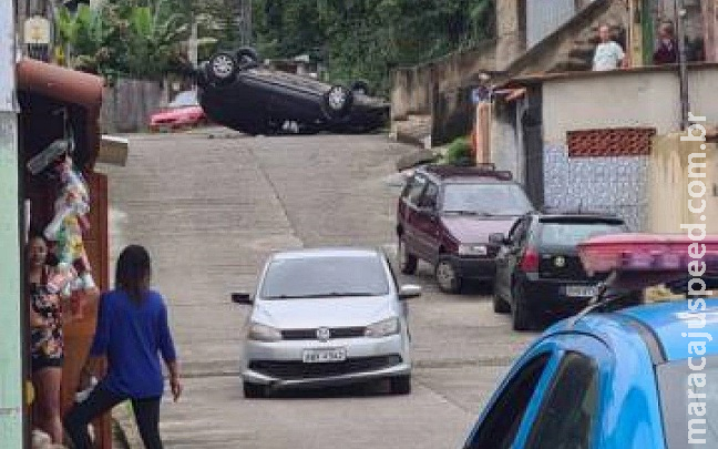  Casal entra em favela por engano e tem o carro metralhado no Rio 