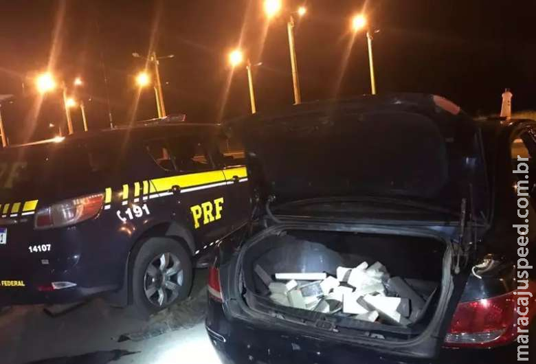 Casal "fura" bloqueio, mas acaba preso com 297 quilos de maconha Casal "fura" bloqueio, mas acaba preso com 297 quilos de maconha