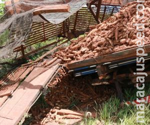 Colisão envolvendo carreta e caminhão deixa motorista ferido