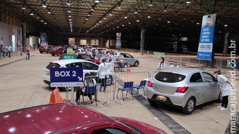 Com vacinação à noite, Campo Grande imunizou 4,2 mil pessoas somente na quinta-feira Com vacinação à noite, Campo Grande imunizou 4,2 mil pessoas somente na quinta-feira