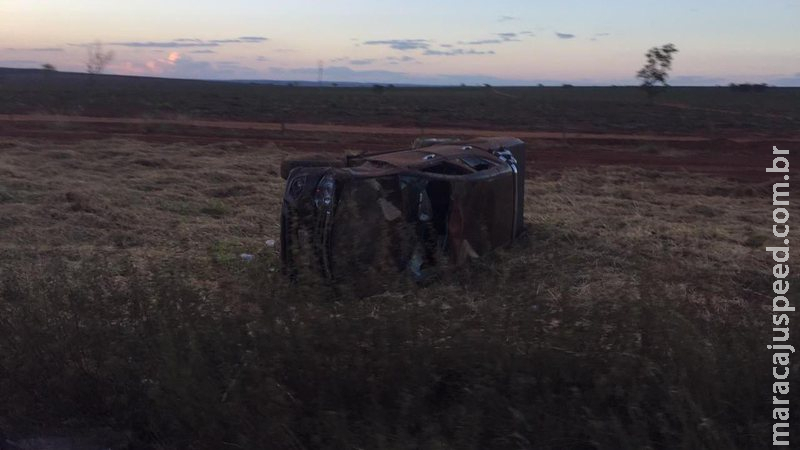 Condutora capota camionhonete a desviar de bitrem tombado na BR-262 Condutora capota camionhonete a desviar de bitrem tombado na BR-262