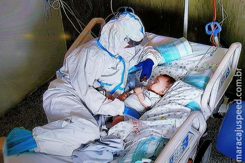 Covid: Foto de enfermeira com bebê infectado viraliza Covid: Foto de enfermeira com bebê infectado viraliza