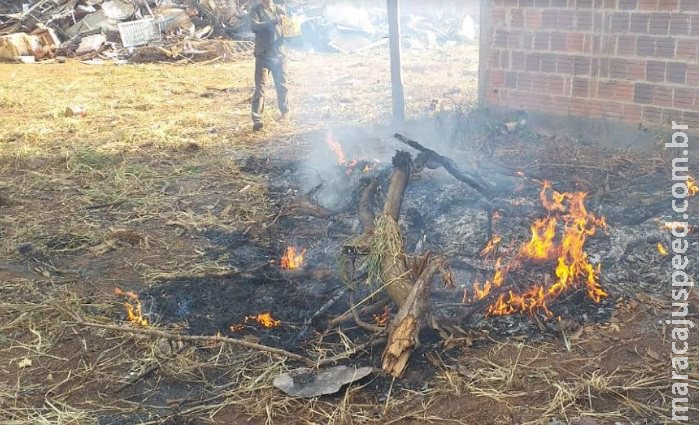 Dono de ferro velho é autuado por incêndio em terreno baldio