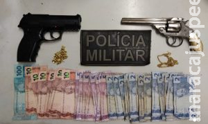 Dupla é presa em flagrante logo após assalto em casa de carne Dupla é presa em flagrante logo após assalto em casa de carne