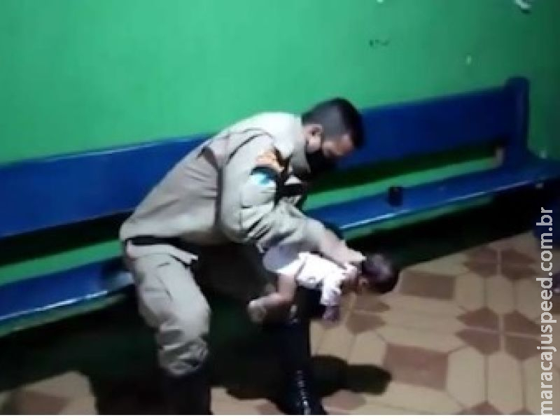 Em 30 segundos bombeiro salva vida de bebê engasgada em MS Em 30 segundos bombeiro salva vida de bebê engasgada em MS