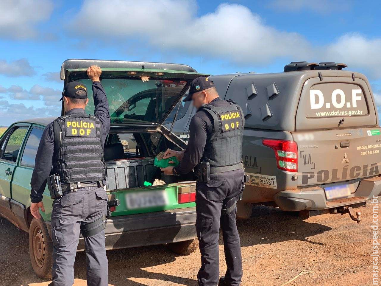 Em fuga da polícia, traficante perde controle de Gol e bate em poste Em fuga da polícia, traficante perde controle de Gol e bate em poste