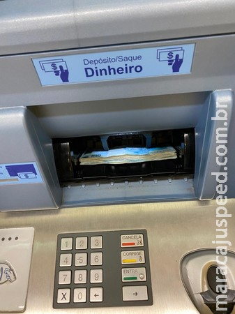 EXEMPLO: Arquiteta encontra quase R$ 5 mil em caixa eletrônico e devolve dinheiro à dona EXEMPLO: Arquiteta encontra quase R$ 5 mil em caixa eletrônico e devolve dinheiro à dona