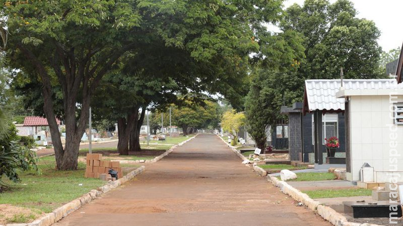 Famílias têm 30 dias para evitar exumação de parentes no cemitério Cruzeiro Famílias têm 30 dias para evitar exumação de parentes no cemitério Cruzeiro