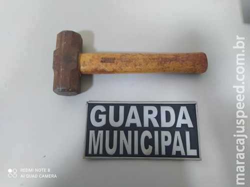 GM prende homem que agrediu mulher a golpes de marreta