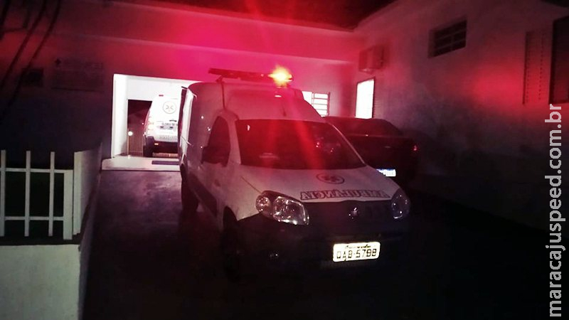 Homem é esfaqueado e anda por 50 metros até ser socorrido Homem é esfaqueado e anda por 50 metros até ser socorrido