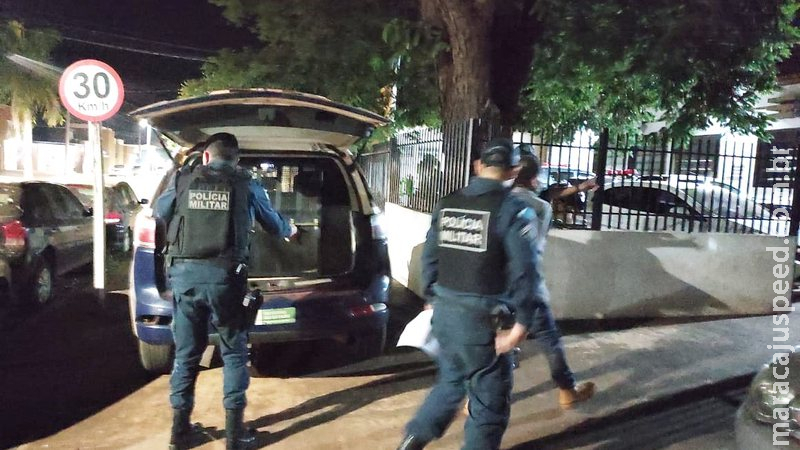 Homem é esfaqueado e morre logo após receber atendimento médico Homem é esfaqueado e morre logo após receber atendimento médico