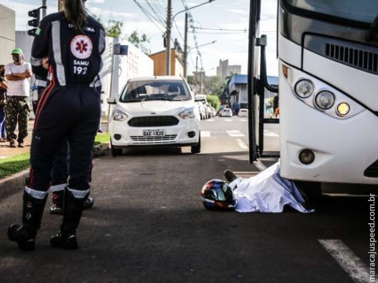  Homem morre ao ser atropelado e arrastado por ônibus 