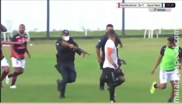Imagens mostram confusão em campo e PM armado correndo atrás de jogadores em MS Imagens mostram confusão em campo e PM armado correndo atrás de jogadores em MS