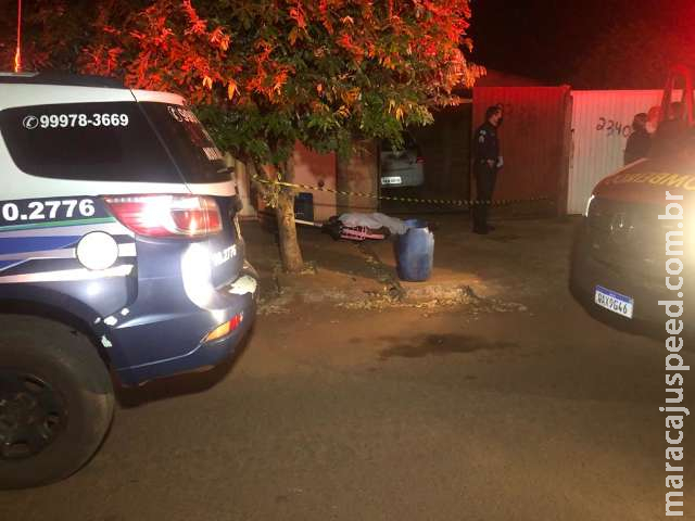 Jovem é morto com facada durante briga com namorado da ex Jovem é morto com facada durante briga com namorado da ex
