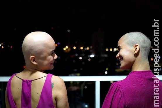 Jovem raspa cabelo para apoiar irmã gêmea diagnosticada com alopecia areata