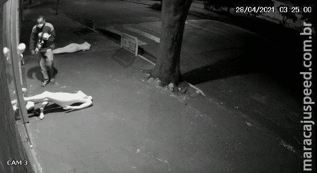Ladrão cara de pau arromba loja de roupas e deixa manequins jogados na rua Ladrão cara de pau arromba loja de roupas e deixa manequins jogados na rua