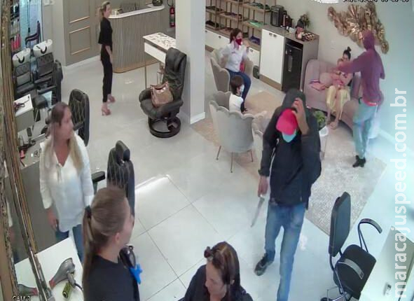 Ladrões invadem e assaltam mulheres em salão de beleza Ladrões invadem e assaltam mulheres em salão de beleza