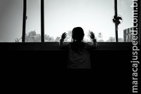 Mãe é presa por deixar filhos de 1 e 2 anos sozinhos e passando frio em casa Mãe é presa por deixar filhos de 1 e 2 anos sozinhos e passando frio em casa