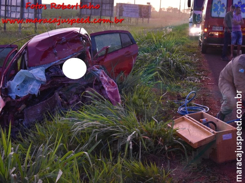 Maracaju: Corpo de Bombeiros atendem acidente de colisão frontal de carro de passeio com carreta na BR-267 Maracaju: Corpo de Bombeiros atendem acidente de colisão frontal de carro de passeio com carreta na BR-267