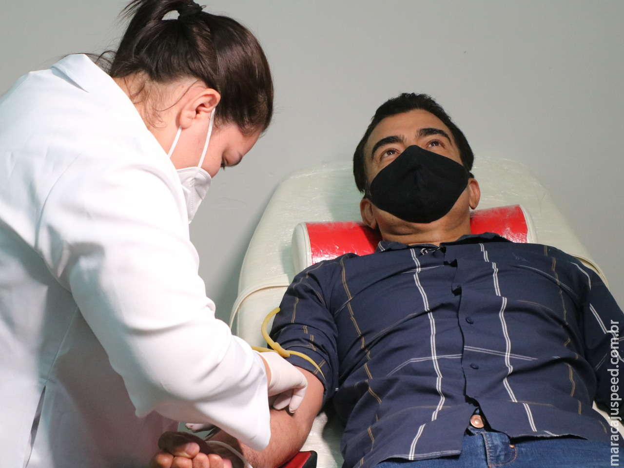 Marçal Filho doa sangue e convoca população; estoque está baixo Marçal Filho doa sangue e convoca população; estoque está baixo