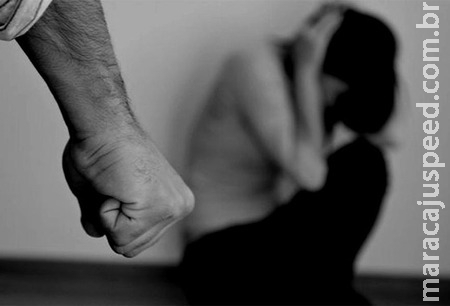 Marido desfere tapa no rosto da esposa na frente de criança de 4 anos Marido desfere tapa no rosto da esposa na frente de criança de 4 anos