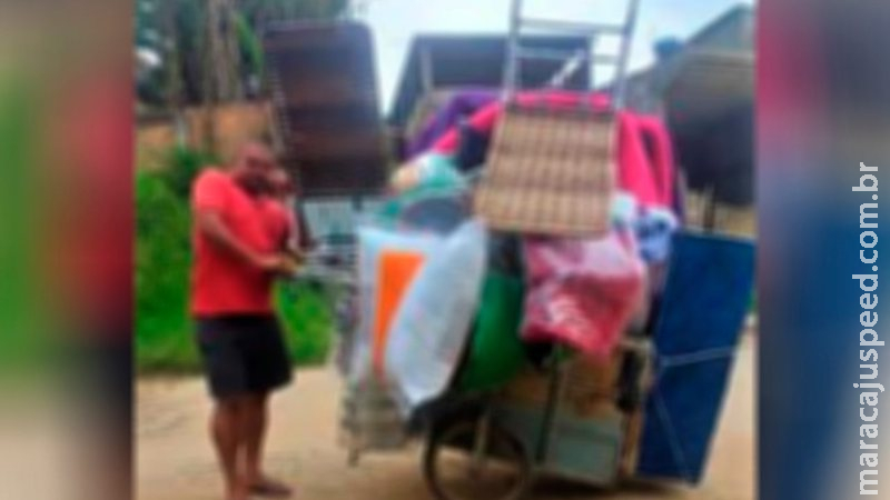 Mascates são presos após ameaçarem ‘tacar fogo’ em crianças após mulher não vender roupas em MS Mascates são presos após ameaçarem ‘tacar fogo’ em crianças após mulher não vender roupas em MS